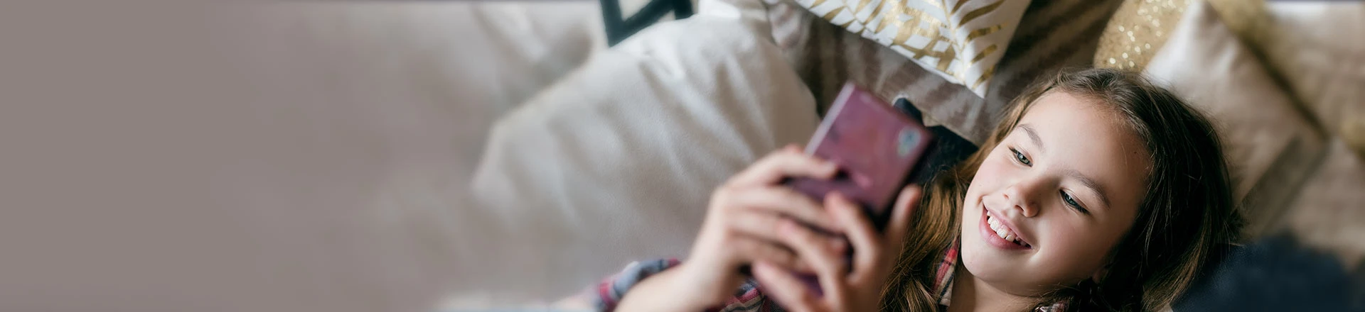  Beste Kinder-Apps: Mädchen mit Handy
