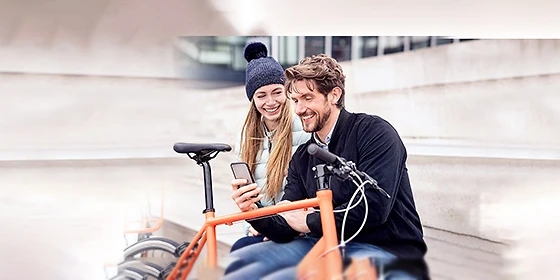  Mann und Frau nutzen Whatsapp-Alternative
