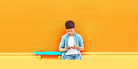  Junge nutzt Handyspiele
